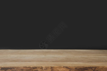 黑墙和棕色木桌图片