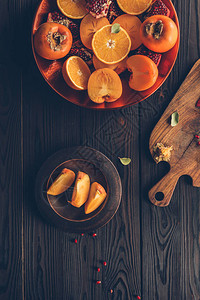 桌上水果和木板的顶部视图图片