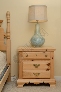 带灯和木制家具的床头柜图片