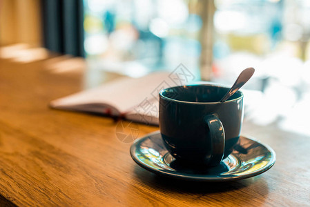 咖啡杯加勺子在咖啡厅图片