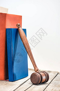 法官木棒和木桌书法律概念图片