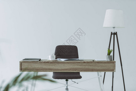 办公室的椅子和木制桌椅在灰色图片
