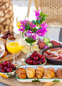 夏季小吃或在花园里供应早餐图片