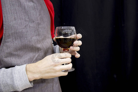 透明杯的咖啡或葡萄酒放在围裙上的图片