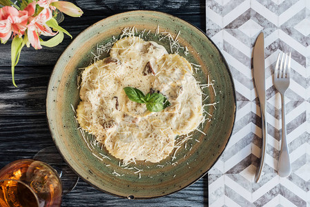 盘子和叉子上的意大利意大利拉维奥的顶部图片
