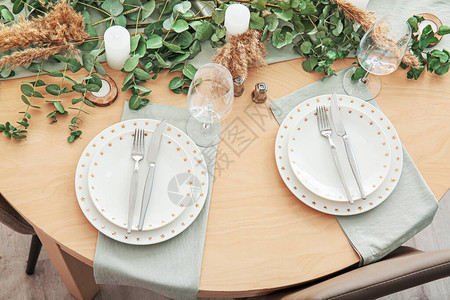 田园风婚礼餐桌布置图片