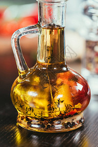 对健康的橄榄油和玻璃瓶图片
