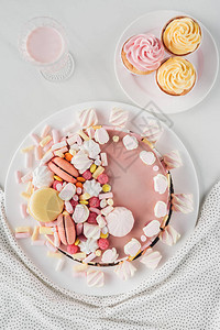粉红色生日蛋糕棉花糖纸杯蛋糕和奶昔放图片