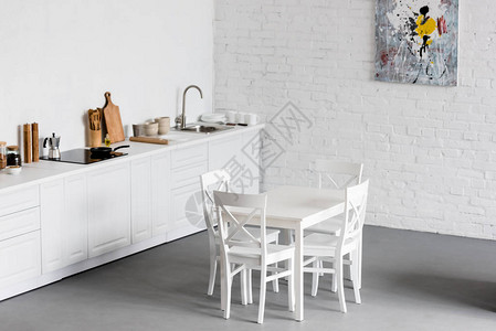 现代厨房的白色餐桌白色砖墙图片
