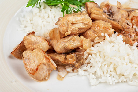 米饭配肉和蔬菜美味佳肴图片