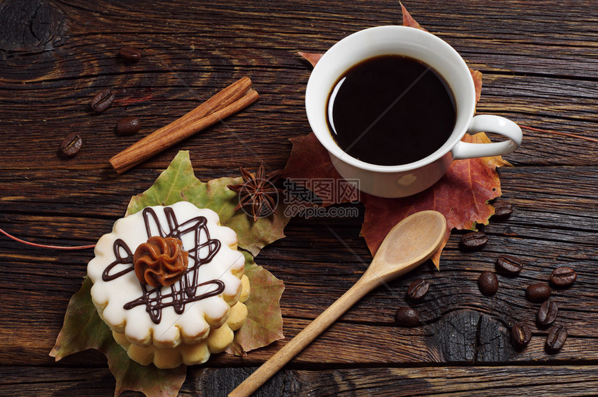 巧克力奶油蛋糕咖啡杯和落叶图片