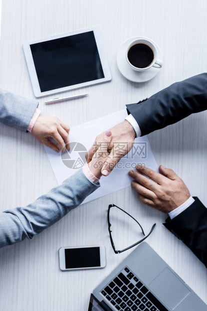 会议期间手握手的商界图片