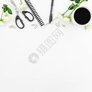 美容博客概念与笔记本笔剪刀咖啡杯和玫瑰在白色背景上的工作区平躺图片