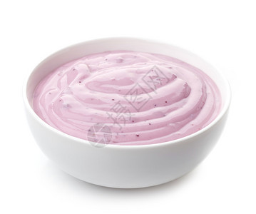 白色背景上的一碗粉红色蓝莓酸奶图片