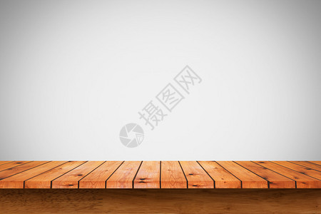 白灰壁背景的空木制桌用于显示或您产背景图片