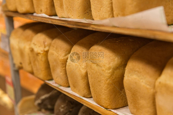 面包店货架上的新鲜面包食物图片