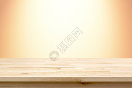 浅橙色梯度抽象背景上的木板表最上层可用于显背景图片