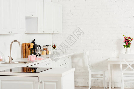配有白色家具和上岗炊具的厨房内部图片