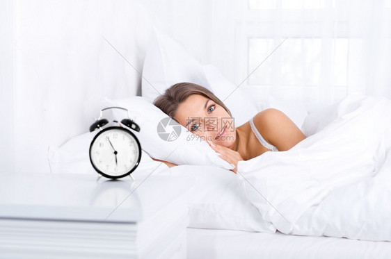 女人在床上醒来图片