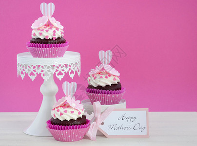 快乐母亲节粉红和白色蛋糕在旧式蛋糕上代表着图片