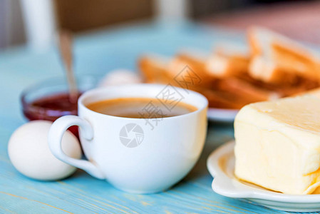 用美味的早餐咖啡烤面包煮鸡蛋奶酪和草莓果酱图片