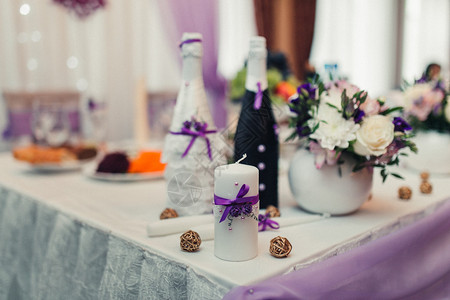 用淡紫色蜡烛装饰的婚礼餐桌图片