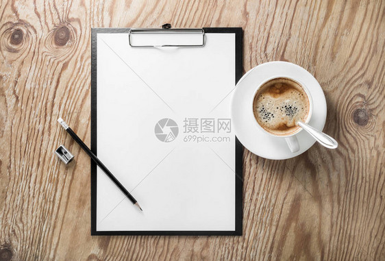 纸板上印有空白信头咖啡杯铅笔和木本底的磨刀响应设计模板图片