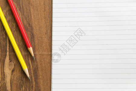 空白的笔记本用铅笔在木板图片