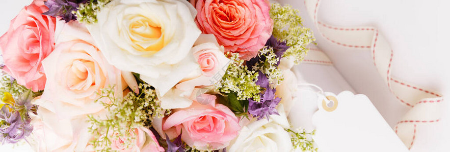 精致的粉红色玫瑰花束和礼物图片