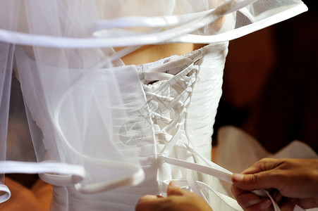 伴娘固定新娘婚纱的细节图片