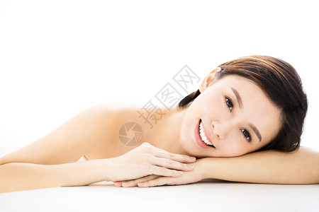 在皮肤护理治疗期间美丽的女人躺图片