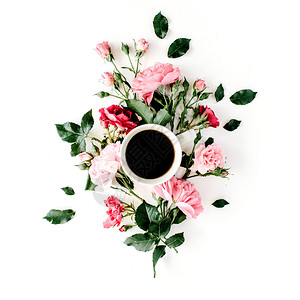喇叭花粉红玫瑰和鲜花的咖啡杯平躺设计图片
