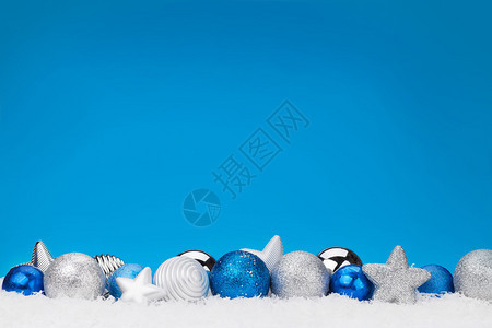 蓝色背景上的蓝色和银色圣诞小玩意图片