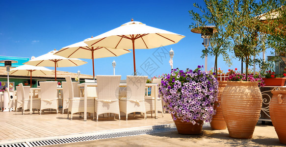 海滩餐厅户外椅子和遮阳伞图片