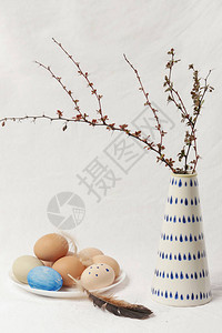 在陶瓷花瓶旁边桌的复活鸡蛋图片