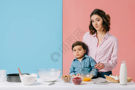 在白厨房餐桌上打和两色背景的烘烤素材一起煮熟孩子妈图片