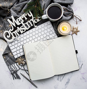 笔记本键盘咖啡杯和圣诞装饰品图片