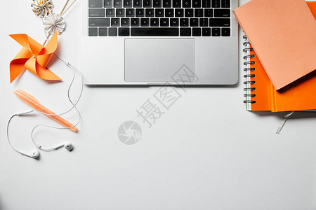 白色表面橙色笔纸耳机笔和记本电图片