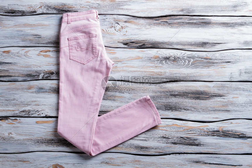 女生浅粉色长裤木制背景上的简单裤子最好的商品特别折扣春季系图片