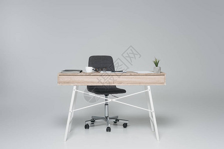 灰色的空椅子的办公桌图片