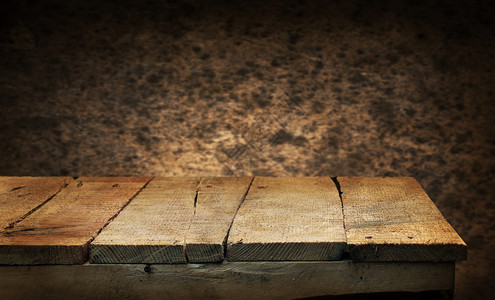 空木质甲板桌背景有棕色墙准备图片