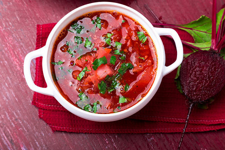红木背景的白碗中俄罗斯素食红汤顶端视图Borscht图片