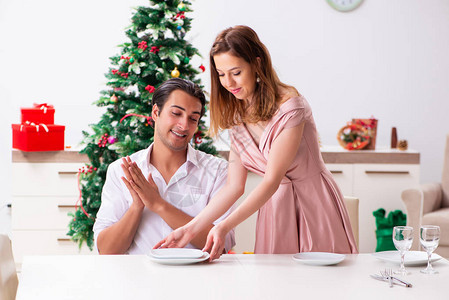 准备圣诞大餐的年轻夫妇背景图片