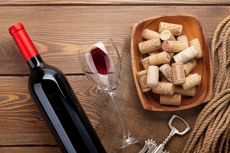 红酒瓶一杯酒带软木塞和开瓶器的碗图片