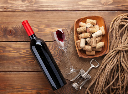 红酒瓶葡萄酒杯有软木箱和软木炉的碗图片