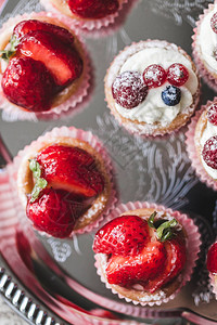 新鲜草莓草莓和蓝莓浆果的图片