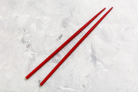 食物概念混凝土板上的红色木筷子图片
