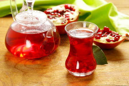 茶壶和杯子里的水果石榴茶图片