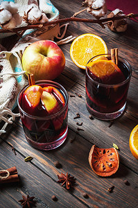 香料苹果和橙子的热味葡萄酒图片