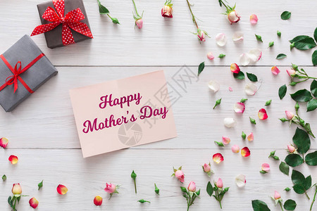快乐的母亲一天背景贺卡和白木上的鲜花图片